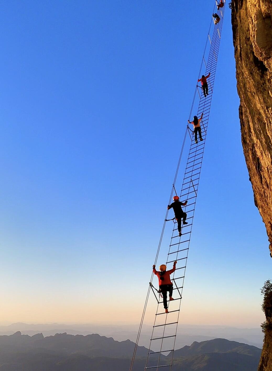 5-Day Epic Zhangjiajie Tour  (Legendary Zhangjiajie+Waterfall Town Furong + Romantic Fenghuang+Borderland Chadong)