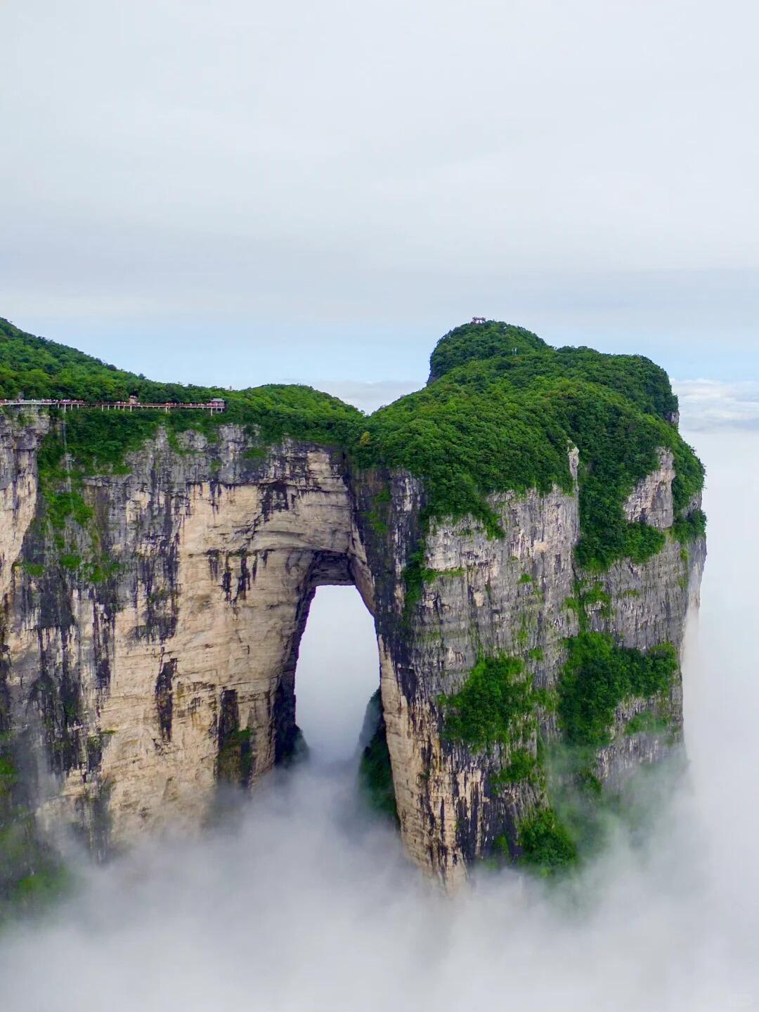 5-Day Epic Zhangjiajie Tour  (Legendary Zhangjiajie+Waterfall Town Furong + Romantic Fenghuang+Borderland Chadong)