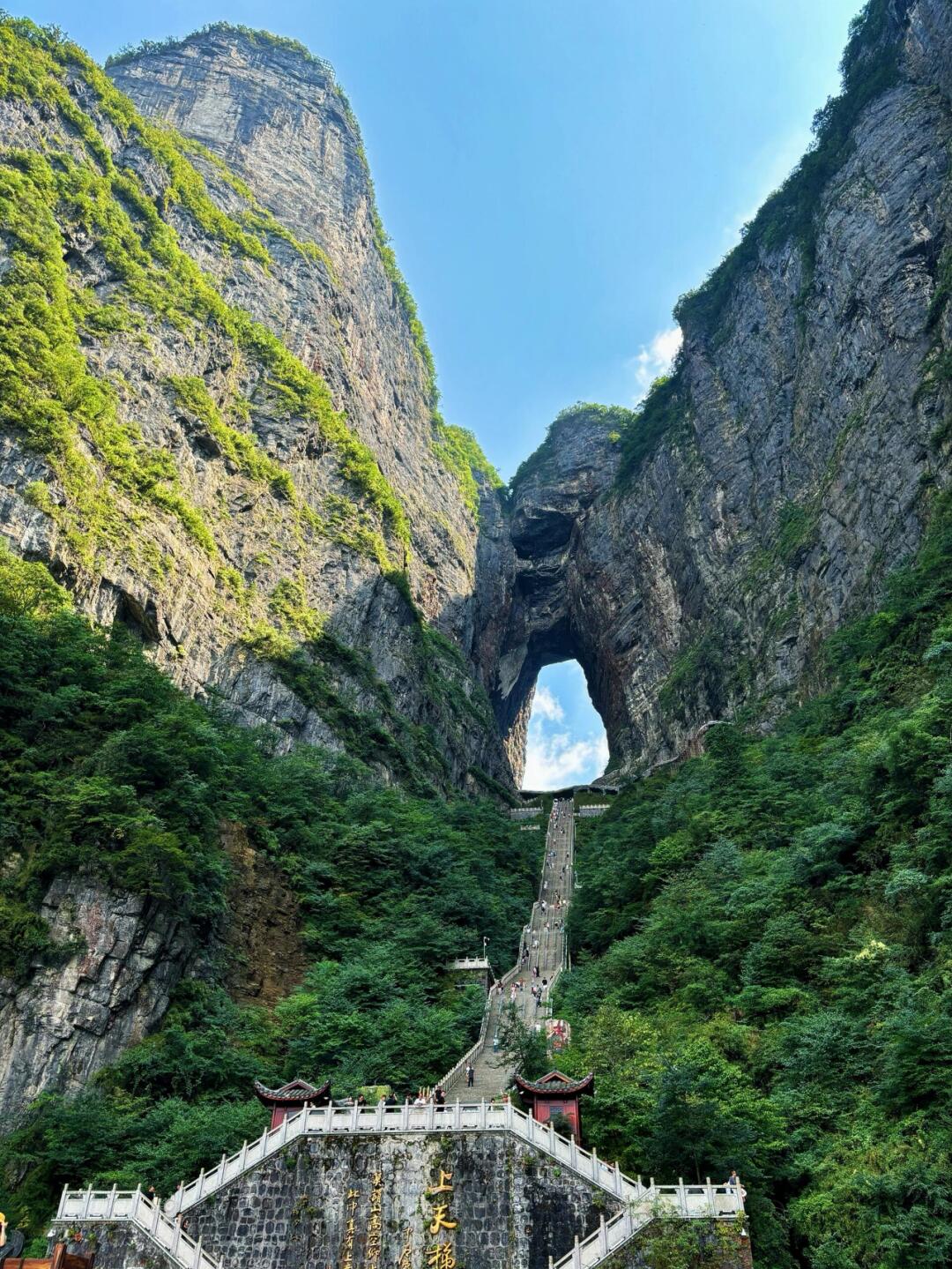 5-Day Epic Zhangjiajie Tour  (Legendary Zhangjiajie+Waterfall Town Furong + Romantic Fenghuang+Borderland Chadong)
